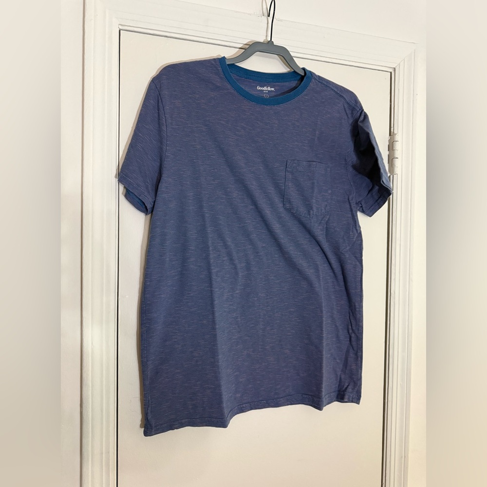 Goodfellow & Co Men's Blue & Pink T-Shirt
Size Large
In Great Condition